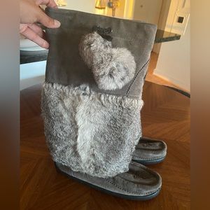 Manitobah rabbit fur boots 8/38